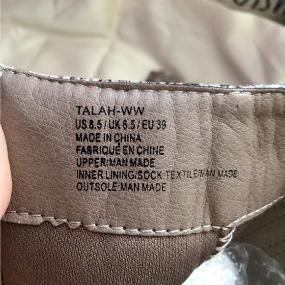 NWOT Women’s snakeskin pattern boots. Size 8.5. - Picture 3 of 4